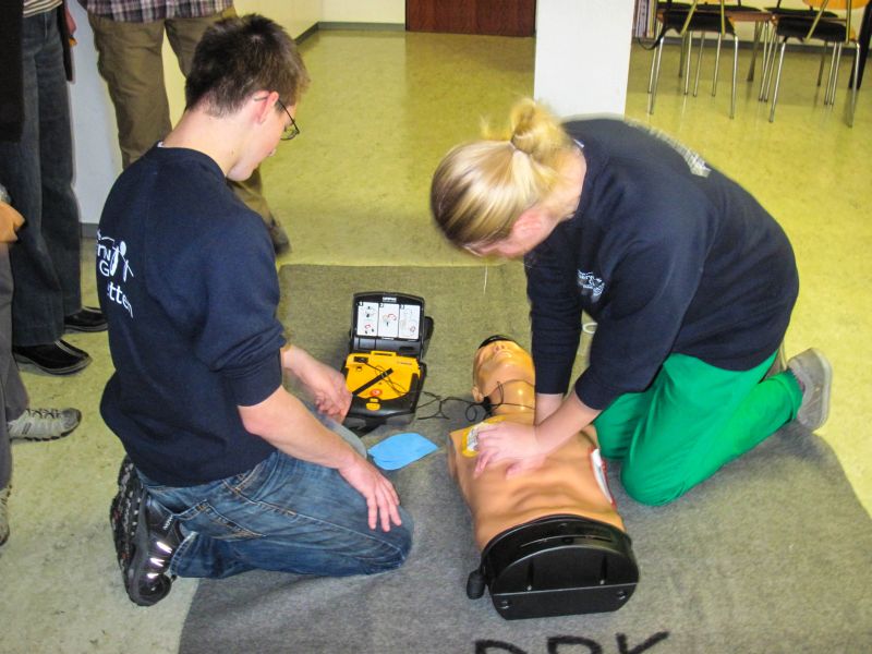 Umgang mit Defibrillator geübt