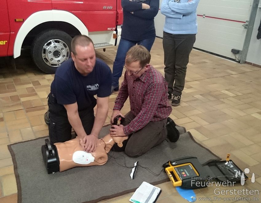 Schulung mit dem Defibrillator