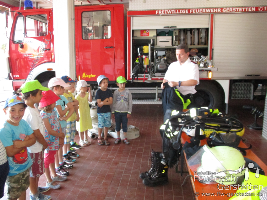 Kindergarten Pfiffikus besucht Gerstetter Feuerwehrgerätehaus