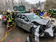 Feuerwehr rettet eingeklemmten Fahren nach Verkehrsunfall