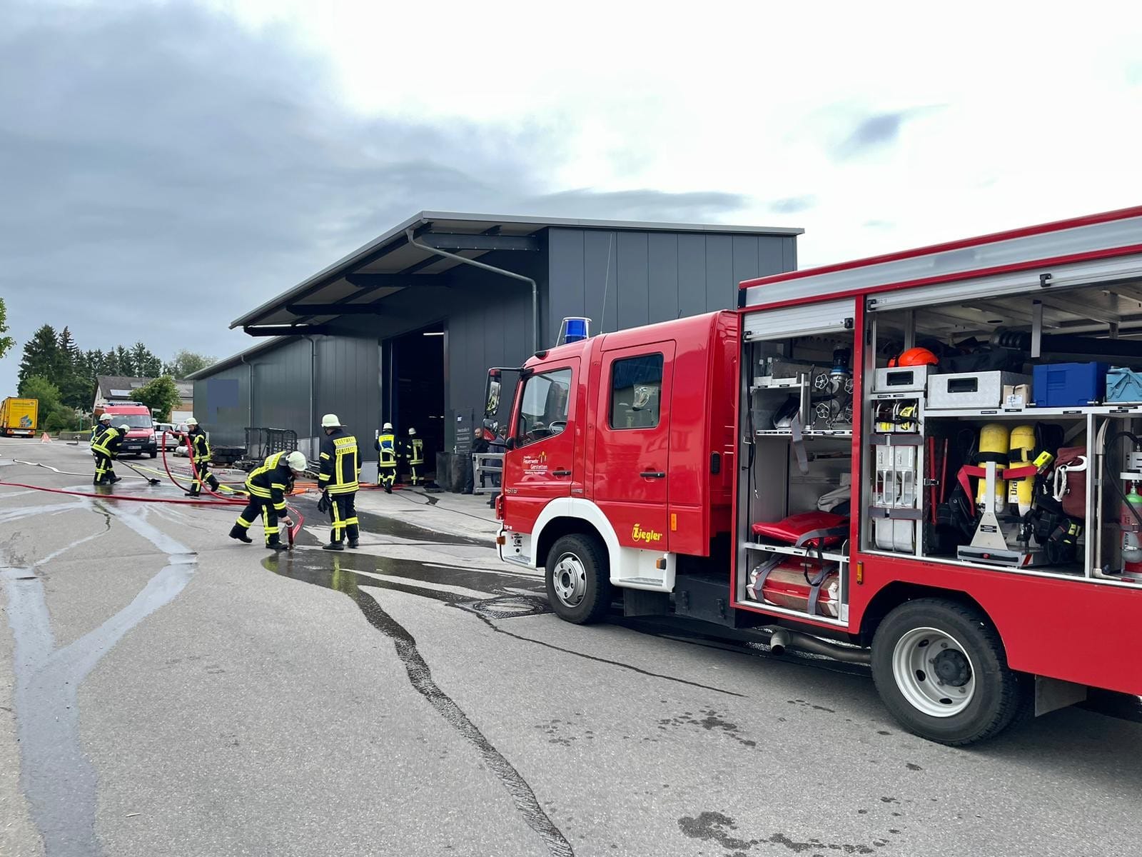 Feuerwehr verhindert Übergreifen der Flammen auf Dachhaut